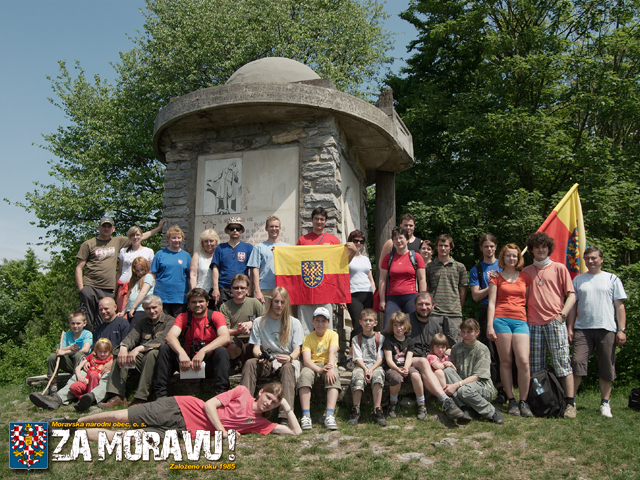 Společný snímek většiny účastníků u Máchova pomníku