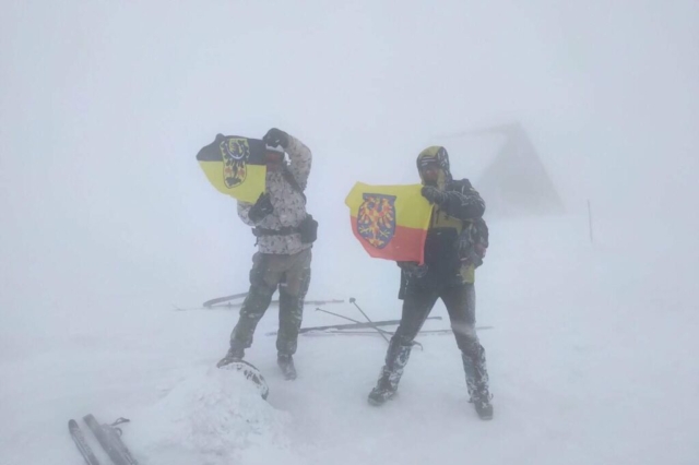 Sněhovému vichru navzdory jsme rozvinuli u hraničního kamene na Vysoké Holi zástavy Moravy a Slezska